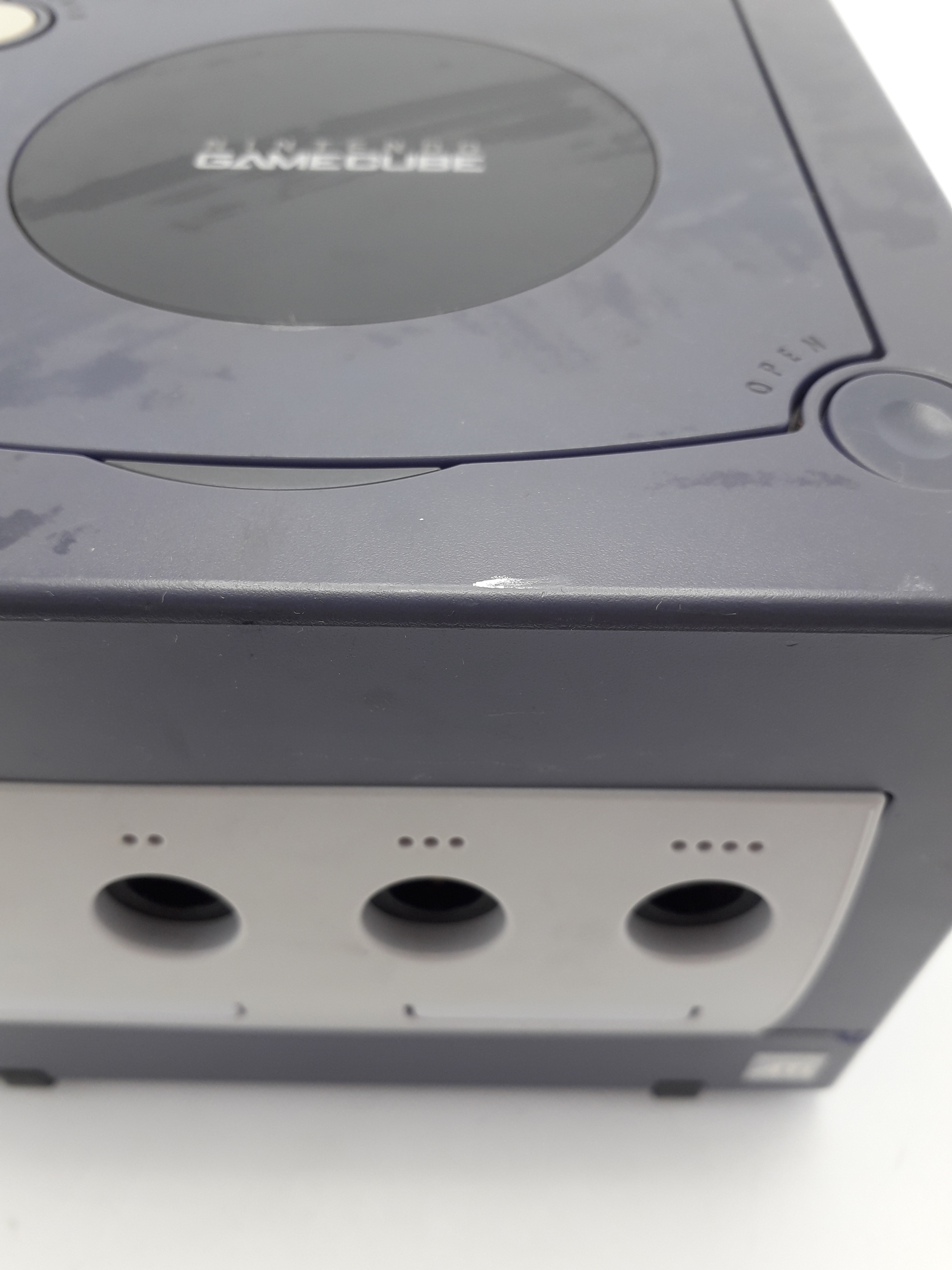 Foto van GameCube Paars Licht Verkleurd