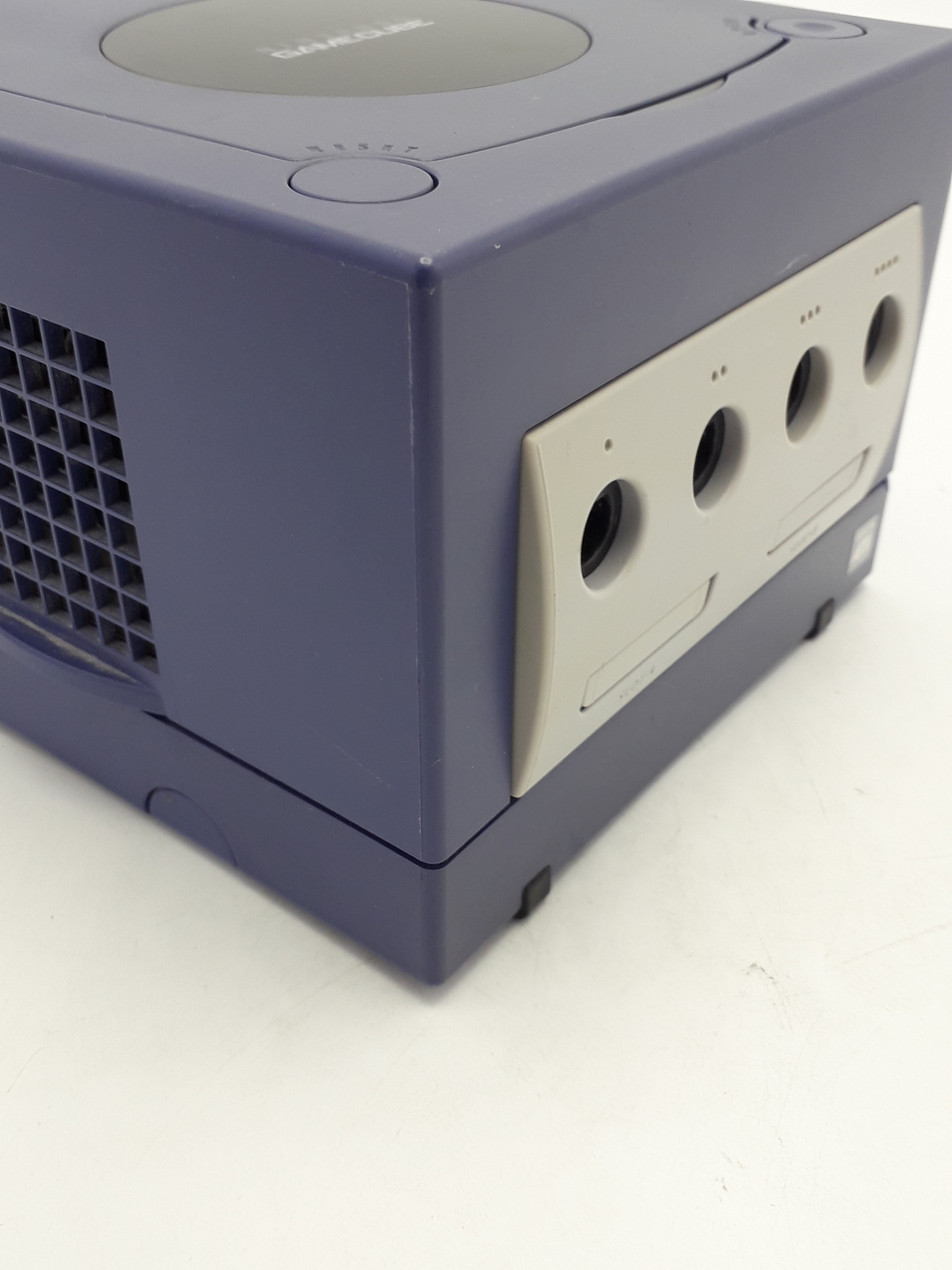 Foto van GameCube Paars Licht Verkleurd