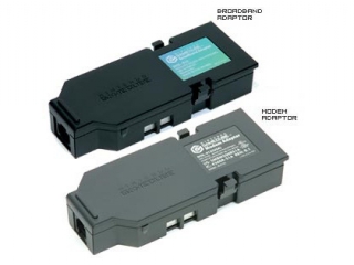 De Broadband Adapter met zilveren label en de nutteloze Lan Adapter met zwarte label.