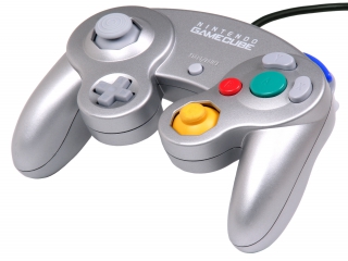 De gamecube controller voelt in het begin raar aan maar het voelt als snel vertrouwd!