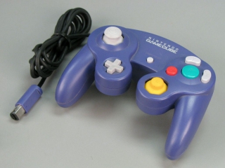 Na de <a href = https://www.mario64.nl/Nintendo-64-spel.php?t=Nintendo_64_Controller>N64 controller</a>, maakte Nintendo deze geweldige controller, die ook tegenwoordig nog zeer fijn is om mee te spelen.