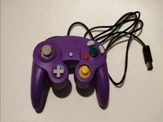 Een second party controller voor de <a href = https://www.mariocube.nl/GameCube_Spelinfo.php?Nintendo=Nintendo_GameCube target = _blank>Nintendo GameCube</a> lijkt sterk op een originele.