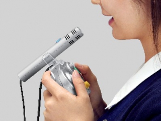 Je kan deze microfoon vastmaken aan je controller.