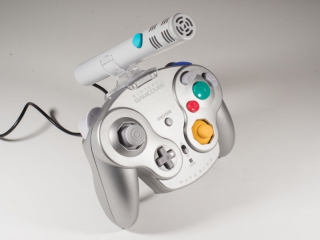 Door deze <a href = https://www.mariocube.nl/GameCube_Winkel.php?genre=Hardware_en_Accessoires target = _blank>microfoon</a> vast te maken aan de controller is hij makkelijker te gebruiken.