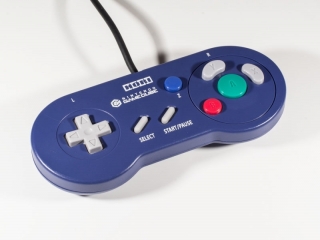 Een mooie controller met nostalgisch tintje in de vorm van een Super Nintendo System controller.