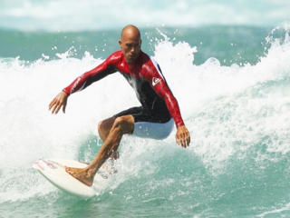 Speel als Kelly Slater en andere top surfers.