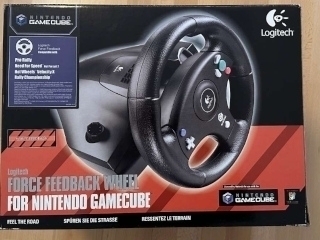 Ook wordt/werd de Logitech Speed Force Racing Wheel geleverd in deze zeldzame doos!